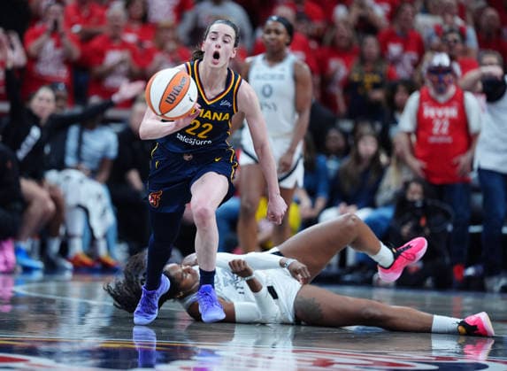 INDIANAPOLIS, IN - SEPTEMBER 29: Indiana Fever guard Caitlin Clark (22) chases after a loose ball against the Las Vegas Aces in game two of Round 1 of the WNBA, Basketball Damen, USA Playoffs on September 29, 2026, at Gainbridge Fieldhouse in Indianapolis, Indiana. (Photo by Brian Spurlock Icon Sportswire) WNBA: SEP 29 Las Vegas Aces at Indiana Fever EDITORIAL USE ONLY Icon26092976