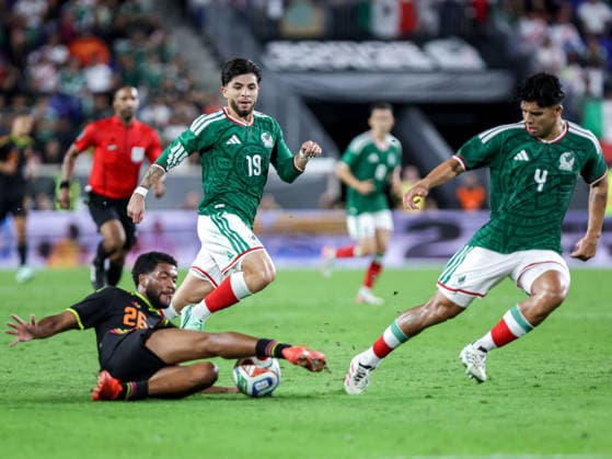 September 29, 2026, Harrison, New Jersey, USA: PIERO MAGALLANES ( 26) of Peru tackles the ball away from GILBERTO MORA ( 19) of Mexico during an International Friendly, Länderspiel, Nationalmannschaft at Sports Illustrated Stadium in Harrison, NJ on September 29, 2026. Harrison USA - ZUMAm283 20260929_zsp_m283_026 Copyright: xBillyxMyersx