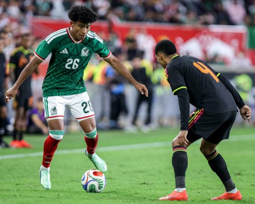 September 29, 2026, Harrison, New Jersey, USA: ISAIAS VIOLANTE ROMERO ( 26) of Mexico takes on a Peru defender during an International Friendly, Länderspiel, Nationalmannschaft at Sports Illustrated Stadium in Harrison, NJ on September 29, 2026. Harrison USA - ZUMAm283 20260929_zsp_m283_036 Copyright: xBillyxMyersx