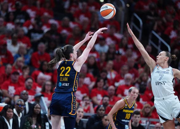 INDIANAPOLIS, IN - SEPTEMBER 29: Indiana Fever guard Caitlin Clark (22) takes a 3 point shot against the Las Vegas Aces in game two of Round 1 of the WNBA, Basketball Damen, USA Playoffs on September 29, 2026, at Gainbridge Fieldhouse in Indianapolis, Indiana. (Photo by Brian Spurlock Icon Sportswire) WNBA: SEP 29 Las Vegas Aces at Indiana Fever EDITORIAL USE ONLY Icon26092985