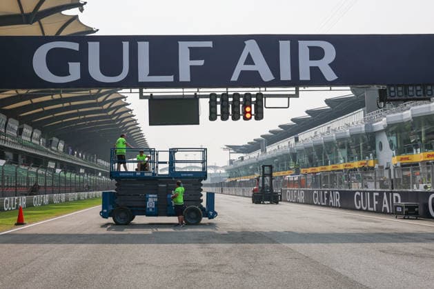 SEPANG, SGR - Sept 30: Members of the Formula 1 Construction team works on the billboard ahead of the Formula 1 Gulf Air Bahrain Grand Prix on September 30, 2026 held at Sepang International Circuit in Sepang, Malaysia. (Photo by Hazrin Yeob Men Shah Icon Sportswire) AUTO: SEP 30 F1 Bahrain Grand Prix in Malaysia EDITORIAL USE ONLY Icon3782609300005