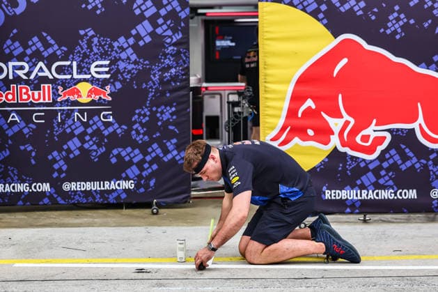 SEPANG, SGR - Sept 30: A member of the Oracle Red Bull Racing works on the pitlane ahead of the Formula 1 Gulf Air Bahrain Grand Prix on September 30, 2026 held at Sepang International Circuit in Sepang, Malaysia. (Photo by Hazrin Yeob Men Shah Icon Sportswire) AUTO: SEP 30 F1 Bahrain Grand Prix in Malaysia EDITORIAL USE ONLY Icon3782609300563