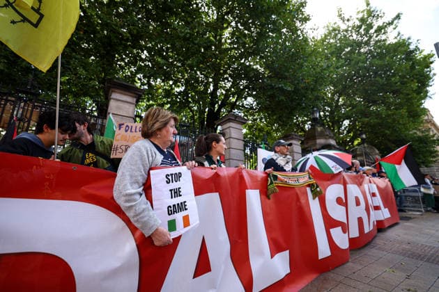 Protest Outside House of the Oireachtas during FAI Delegation Attending Matters Relating to Safeguarding, Governance and Football, Dublin 30 9 2026 A view of the protest outside the Oireachtas buildings A view of the protest outside the Oireachtas buildings 30 9 2026  Copyright: xx BB2_8243