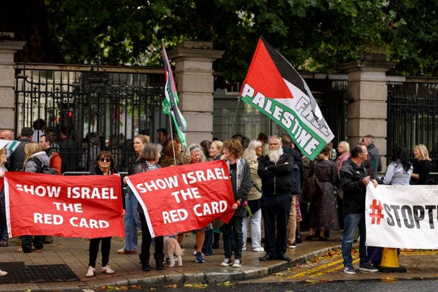 Protest Outside House of the Oireachtas during FAI Delegation Attending Matters Relating to Safeguarding, Governance and Football, Dublin 30 9 2026 A view of the protest outside the Oireachtas buildings A view of the protest outside the Oireachtas buildings 30 9 2026  Copyright: xx BB3_8338