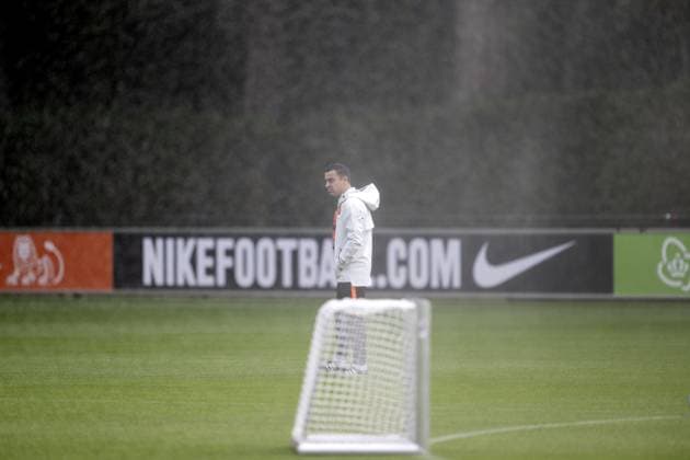 ZEIST - Netherlands national team, Nationalteam coach Xavi Hernandez during a training session in preparation for the Nations League matches against Greece and Serbia. OLAF KRAAK ANP xVIxANPxSportx xxANPxIVx 570887874 originalFilename: 570887874.jpg