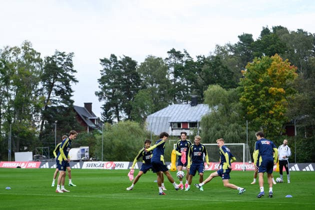 September 30, 2026: Williot Swedberg, John Mellberg, Elliot Stroud, Sebastian Nanasi, and Hugo Larsson of the Swedish men’s national soccer team at a training session on September 30, 2026 in Stockholm. Photo by Jesper Zerman. BILDBYRAN code JZ JZ0762 soccer football fotball Nations League UEFA Nations League training practice Sweden Sweden Sweden A BBENG  Copyright: JESPERxZERMAN BB260930JZ040