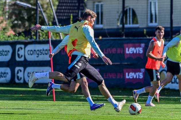 Eric Smith Pauli shoots at the goal; Germany, Hamburg, training facility on Kollaustrasse, soccer, 2. Bundesliga, FC St. Pauli