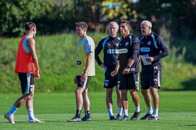 Arkadiusz Pyrka, Kaars, Martijn (assistant coach), Jens Schuster (head coach), Marcel Rapp (assistant coach), Peter Nemeth, and St. Pauli players leave the field; Germany, Hamburg, training facility on Kollaustrasse, soccer, 2. Bundesliga, FC St. Pauli