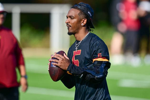 Washington Commanders, Practise Session Washington Commanders quarterback Jayden Daniels wearing a protective arm brace during the Washington Commanders training session and practise at the Grove Hotel, Chandler s Cross, UK on 30 September 2026. Chandler s Cross Grove Hotel Hertfordshire UK Editorial use only , Copyright: xDennisxGoodwinx PSI-24958-0002