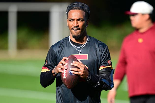 Washington Commanders, Practise Session Washington Commanders quarterback Jayden Daniels wearing a protective arm brace during the Washington Commanders training session and practise at the Grove Hotel, Chandler s Cross, UK on 30 September 2026. Chandler s Cross Grove Hotel Hertfordshire UK Editorial use only , Copyright: xDennisxGoodwinx PSI-24958-0005