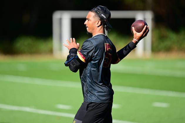 Washington Commanders, Practise Session Washington Commanders quarterback Jayden Daniels wearing a protective arm brace during the Washington Commanders training session and practise at the Grove Hotel, Chandler s Cross, UK on 30 September 2026. Chandler s Cross Grove Hotel Hertfordshire UK Editorial use only , Copyright: xDennisxGoodwinx PSI-24958-0007
