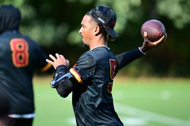 Washington Commanders, Practise Session Washington Commanders quarterback Jayden Daniels during the Washington Commanders training session and practise at the Grove Hotel, Chandler s Cross, UK on 30 September 2026. Chandler s Cross Grove Hotel Hertfordshire UK Editorial use only , Copyright: xDennisxGoodwinx PSI-24958-0021