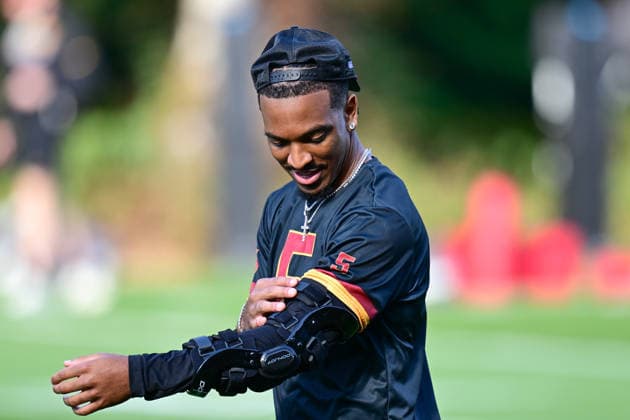 Washington Commanders, Practise Session Washington Commanders quarterback Jayden Daniels adjusts his arm protection during the Washington Commanders training session and practise at the Grove Hotel, Chandler s Cross, UK on 30 September 2026. Chandler s Cross Grove Hotel Hertfordshire UK Editorial use only , Copyright: xDennisxGoodwinx PSI-24958-0040