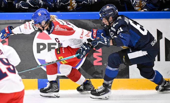 LKS 20260930 Aneta Tejralova (L) of Czechia and Emma Nuutinen of Finland vie during the women s Ice hockey, Eishockey Euro Hockey Tour ice hockey match between Finland and Czechia in Lahti, Finland, on September 30, 2026. - HEIKKI SAUKKOMAA Lahti Finland G-2NBLbN5S0  Copyright: xHeikkixSaukkomaax G-2NBLbN5S0