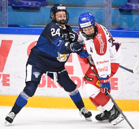 LKS 20260930 Viivi Vainikka (L) of Finland and Vendula Pribylova of Czechia vie during the women s Ice hockey, Eishockey Euro Hockey Tour ice hockey match between Finland and Czechia in Lahti, Finland, on September 30, 2026. - HEIKKI SAUKKOMAA Lahti Finland tNzXgXdL2lc  Copyright: xHeikkixSaukkomaax tNzXgXdL2lc