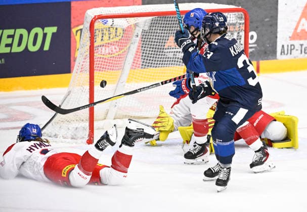 LKS 20260930 Finland s Michelle Karvinen (R) starts celebrating as the puck goes into the net past Czechia s goalkeeper Klara Peslarova during the women s Ice hockey, Eishockey Euro Hockey Tour ice hockey match between Finland and Czechia in Lahti, Finland, on September 30, 2026, at left on the ice Czechia s Klara Hymlarova. - HEIKKI SAUKKOMAA Lahti Finland 229HmVZsUGc  Copyright: xHeikkixSaukkomaax 229HmVZsUGc
