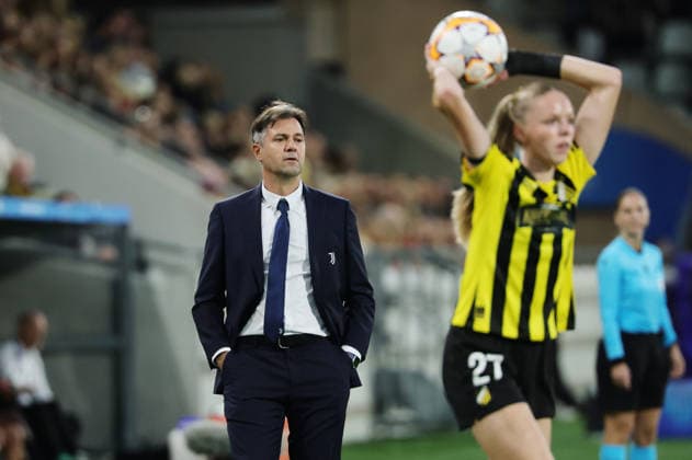 Juventus coach Isaac Guerrero during Wednesday s UEFA Women s Champions League soccer match between BK Häcken and Juventus FC at Bravida Stadium in Gothenburg, Sweden, on September 30, 2026 GOTHENBURG SWEDEN x9200x  Copyright: xAdamxIhse TTx WOMENS CHAMPIONS LEAGUE HURRICANE - JUVENTUS