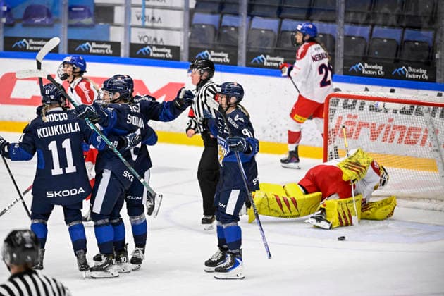 LKS 20260930 Czechia s goalkeeper Klara Peslarova (R) reacts as Finnish players celebrate the team s second goal during the women s Ice hockey, Eishockey Euro Hockey Tour ice hockey match between Finland and Czechia in Lahti, Finland, on September 30, 2026. - HEIKKI SAUKKOMAA Lahti Finland ylbFp5Pom1I  Copyright: xHeikkixSaukkomaax ylbFp5Pom1I