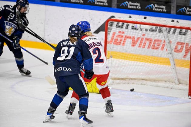 LKS 20260930 Finland s Julia Liikala (C) and Czechia s Aneta Tejralova (R) watch as Finland s Petra Nieminen (L) scores the team s second goal during the women s Ice hockey, Eishockey Euro Hockey Tour ice hockey match between Finland and Czechia in Lahti, Finland, on September 30, 2026. - HEIKKI SAUKKOMAA Lahti Finland oBZsyBaDIQY  Copyright: xHeikkixSaukkomaax oBZsyBaDIQY