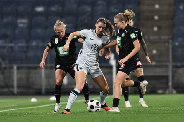 SOCCER - WEC, Sturm vs Wolfsburg GRAZ,AUSTRIA,30.SEP.26 - SOCCER - UEFA Women s Europa Cup, qualification, SK Sturm Graz vs VfL Wolfsburg. Image shows Sara Pavlovic (Sturm), Lara Prasnikar (Wolfsburg) and Lena Breznik (Sturm).  GEPAxpictures xChrisxBauer