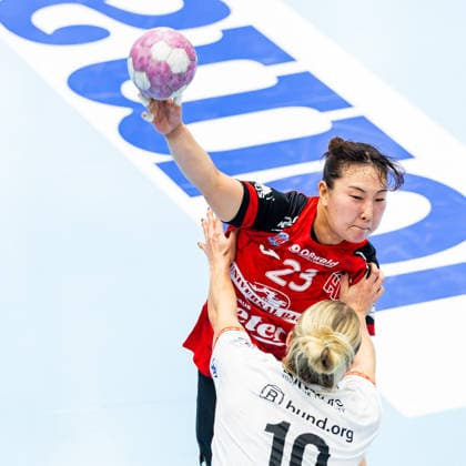 September 30, 2026, GER, Handball, Women, 2026–2027 Season, DHB Cup, Round 2 (Round of 16), Thueringer HC vs. HSG Blomberg Lippe; Maxi Muehlner (HSG Blomberg Lippe), Natsuki Aizawa (Thueringer HC), 23 99947 Bad Langensalza, Salza Halle, Sporthalle Mehrz, Thuringia, Germany