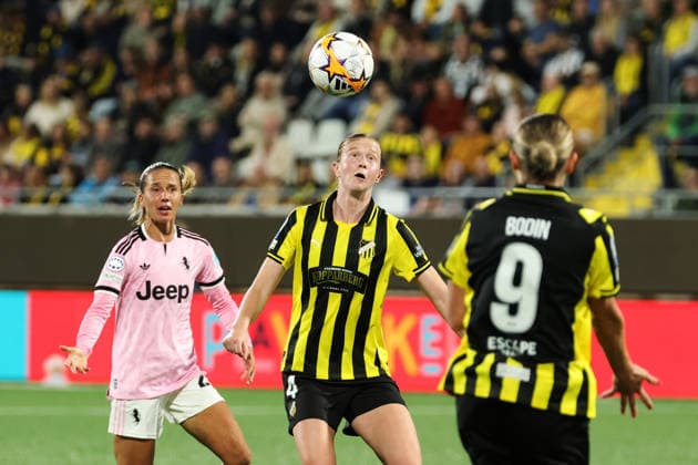 GOTHENBURG, SWEDEN 20260930 Juventus Tatiana Pinto and Häcken s Emma Östlund during Wednesday s soccer match in the UEFA Women s Champions League between BK Häcken and Juventus FC at Bravida Stadium, GOTHENBURG, SWEDEN x9200x  Copyright: xAdamxIhse TTx WOMENS CHAMPIONS LEAGUE HÄCKEN - JUVENTUS