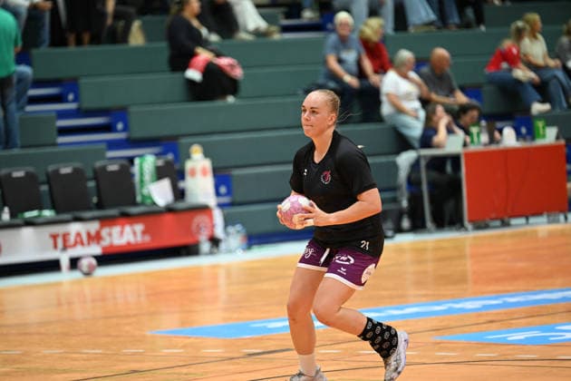 September 30, 2026, GER, Handball, Women, DHB Cup, 2026–2027 Season, Matchday 2, HSV Solingen Gräfrath 76 vs. TuS Metzingen Svenja Demmel TuS Metzingen 21, during warm-ups, solo play, Solingen Klingenhalle, North Rhine-Westphalia, Germany Copyright: xNordphoto Meuterx