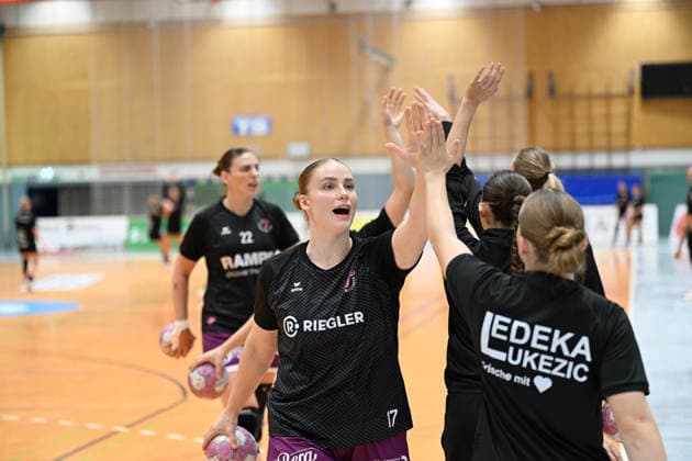 September 30, 2026, Germany, Handball, Women, DHB Cup, 2026–2027 Season, Matchday 2, HSV Solingen Gräfrath 76 vs. TuS Metzingen High-five Metzingen Charlotte Kähr Kaehr TuS Metzingen 17, Gabriela Bitolo TuS Metzingen 22, Solingen Klingenhalle NRW Germany Copyright: xNordphoto Meuterx