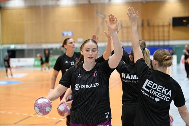 September 30, 2026, Germany, Handball, Women, DHB Cup, 2026–2027 Season, Matchday 2, HSV Solingen Gräfrath 76 vs. TuS Metzingen High-five Metzingen Charlotte Kähr Kaehr TuS Metzingen 17, Gabriela Bitolo TuS Metzingen 22, Solingen Klingenhalle NRW Germany Copyright: xNordphoto Meuterx