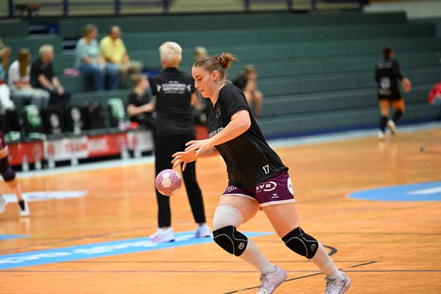 September 30, 2026, GER, Handball, Women, DHB Cup, 2026–2027 Season, Matchday 2, HSV Solingen Gräfrath 76 vs. TuS Metzingen Charlotte Kähr, TuS Metzingen 17, during warm-ups, solo play, Solingen Klingenhalle, North Rhine-Westphalia, Germany Copyright: xNordphoto Meuterx