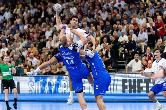FLENSBURG, GERMANY - SEPTEMBER 30: Ferran Castillo Oliveras (Fraikin BM. Granollers, 33) against Emil Siersbaek Bergholt (SG Flensburg-Handewitt, 14) and Niclas Kirkelokke (SG Flensburg-Handewitt, 05) during the EHF European League match between SG Flensburg-Handewitt vs Fraikin BM. Granollers at GGW Arena on matchday 1 of the Group Matches Group E on September 30, 2026 in Flensburg, Germany. Schleswig-Holstein Germany Copyright: xMarioxM.xKobergx