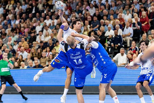 FLENSBURG, GERMANY - SEPTEMBER 30: Ferran Castillo Oliveras (Fraikin BM. Granollers, 33) against Emil Siersbaek Bergholt (SG Flensburg-Handewitt, 14) and Niclas Kirkelokke (SG Flensburg-Handewitt, 05) during the EHF European League match between SG Flensburg-Handewitt vs Fraikin BM. Granollers at GGW Arena on matchday 1 of the Group Matches Group E on September 30, 2026 in Flensburg, Germany. Schleswig-Holstein Germany Copyright: xMarioxM.xKobergx