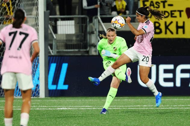 GOTHENBURG, SWEDEN 20260930 Häcken defender Hanna Karlsson and Juventus’ Alba Redondo during Wednesday’s UEFA Women’s Champions League soccer match between BK Häcken and Juventus FC at Bravida Stadium, GOTHENBURG, SWEDEN x9200x  Copyright: xAdamxIhse TTx WOMENS CHAMPIONS LEAGUE HÄCKEN - JUVENTUS