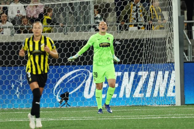 GOTHENBURG, SWEDEN 20260930 Häcken goalkeeper Hanna Karlsson and Juventus Alba Redondo during Wednesday s UEFA Women s Champions League soccer match between BK Häcken and Juventus FC at Bravida Stadium, GOTHENBURG, SWEDEN x9200x  Copyright: xAdamxIhse TTx WOMENS CHAMPIONS LEAGUE HURRICANE - JUVENTUS