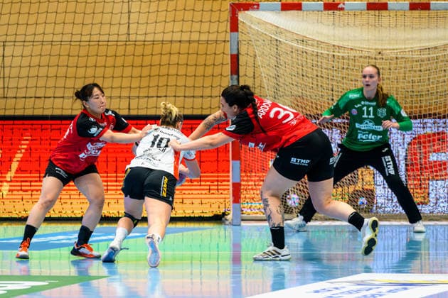 Maxi Muehlner (HSG Blomberg Lippe), 10, under pressure from Natsuki Aizawa (Thueringer HC), 23, and Marcela Arounian (Thueringer HC), 36, Laura Kuske, Thuringian HC, 11 GER; Thuringian HC vs. HSG Blomberg Lippe, handball, DHB Cup, 2026–2027 season, 2nd round, Wednesday, 7:00 p.m., September 30, 2026 GER, Thueringer HC vs. HSG Blomberg Lippe, Handball, DHB Cup, 2026–2027 season, 2nd round, Wednesday, 7:00 p.m., September 30, 2026, Bad Langensalza Copyright: xMartinxHerbstx
