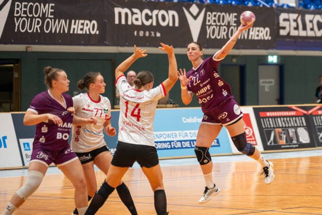 Gabriela Bitolo of TuS Metzingen, No. 22, goes for a shot against Vanessa Brandt of HSV Solingen Graefrath, No. 77, and Emma Elisabeth Schwitzer of HSV Solingen Graefrath, No. 14. HSV Solingen Graefrath 76 vs. TuS Metzingen, DHB Women’s Cup, Round 2, 2026–2027 season, September 30, 2026: HSV Solingen Graefrath 76 vs. TuS Metzingen, DHB Women’s Cup, Round 2, 2026–2027 season, September 30, 2026, Solingen Copyright: xEibner-Pressefoto ThomasxHaeslerx EP_THR