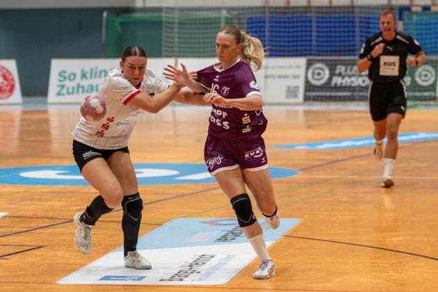 Head-to-head matchup between Emma Elisabeth Schwitzer of HSV Solingen Graefrath, 14, and Charlotte Cholevova of TuS Metzingen, 96; HSV Solingen Graefrath 76 vs. TuS Metzingen, DHB Women’s Cup, Round 2, 2026–2027 Season, September 30, 2026: HSV Solingen Graefrath 76 vs. TuS Metzingen, DHB Women’s Cup, Round 2, 2026–2027 Season, September 30, 2026, Solingen Copyright: xEibner-Pressefoto ThomasxHaeslerx EP_THR