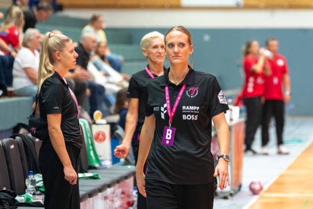 Miriam Hirsch of TuS Metzingen, the coach, waits for the opening whistle of the HSV Solingen Graefrath 76 vs. TuS Metzingen game, DHB Women s Cup, Round 2, 2026–2027 season, September 30, 2026 HSV Solingen Graefrath 76 vs. TuS Metzingen, DHB Women’s Cup, Round 2, 2026–2027 season, September 30, 2026 Solingen Copyright: xEibner-Pressefoto ThomasxHaeslerx EP_THR