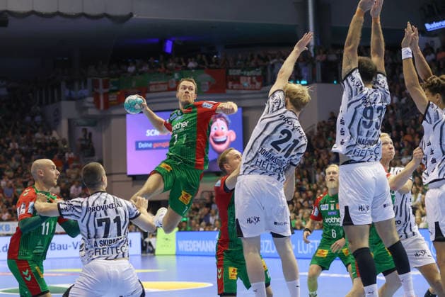 September 30, 2026, xgox, Opel HBL Handball, SC Magdeburg vs. THW Kiel emspor, from left: Felix Claar (Magdeburg), 7 takes a shot, goal scorer, scores a goal, Magdeburg