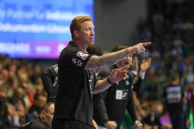 September 30, 2026, xgox, Opel HBL Handball, SC Magdeburg vs. THW Kiel, from left: Berge, Lund, Kiel; coach gives instructions, gesturing with his arms, gesticulate, gives instructions, Magdeburg