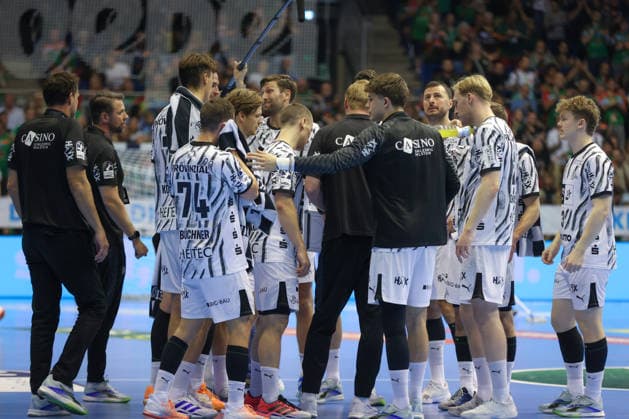 September 30, 2026, xgox, Opel HBL Handball, SC Magdeburg vs. THW Kiel emspor, from left: Timeout, Kiel, Magdeburg
