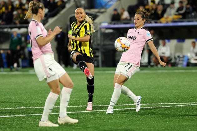 GOTHENBURG, SWEDEN 20260930 Häcken s Alva Selerud and Juventus Martina Lenzini during Wednesday s UEFA Women s Champions League soccer match between BK Häcken and Juventus FC at Bravida Stadium in GOTHENBURG, SWEDEN x9200x  Copyright: xAdamxIhse TTx WOMENS CHAMPIONS LEAGUE HÄCKEN - JUVENTUS
