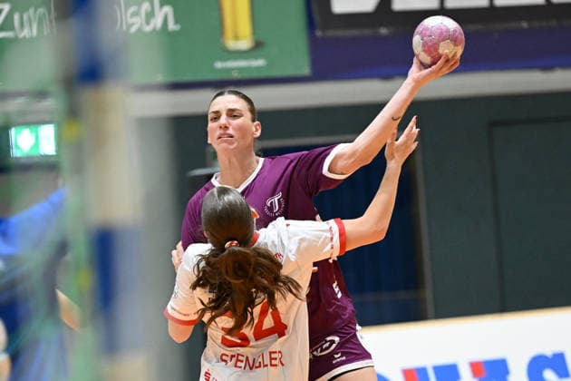 September 30, 2026, GER, Handball, Women, DHB Cup, 2026–2027 Season, Matchday 2, HSV Solingen Gräfrath 76 vs. TuS Metzingen Gabriela Bitolo TuS Metzingen 22, with a shot on goal against Nele Spengler HSV Solingen Gräfrath 34, Solingen Klingenhalle, North Rhine-Westphalia, Germany Copyright: xNordphoto Meuterx