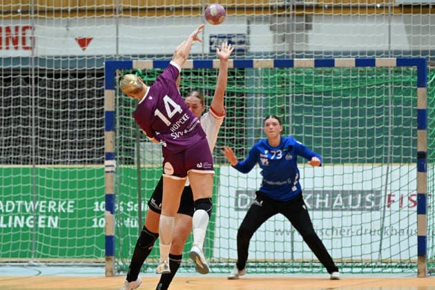 September 30, 2026, GER, Handball, Women, DHB Cup, 2026–2027 Season, Matchday 2, HSV Solingen Gräfrath 76 vs. TuS Metzingen Klara Schlipf TuS Metzingen 14, with a shot on goal by Liv Stine Eckardt, goalkeeper for HSV Solingen Gräfrath 73, Solingen Klingenhalle, North Rhine-Westphalia, Germany Copyright: xNordphoto Meuterx