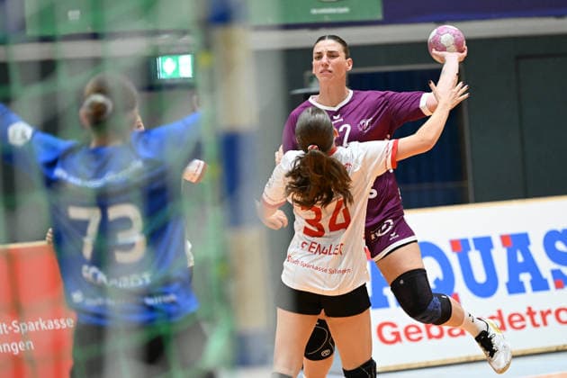 September 30, 2026, GER, Handball, Women, DHB Cup, 2026–2027 Season, Matchday 2, HSV Solingen Gräfrath 76 vs. TuS Metzingen Gabriela Bitolo (TuS Metzingen) 22, with a shot on goal against Nele Spengler (HSV Solingen Gräfrath) 34, Solingen Klingenhalle, North Rhine-Westphalia, Germany Copyright: xNordphoto Meuterx
