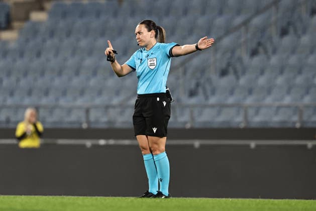 SOCCER - WEC, Sturm vs Wolfsburg GRAZ,AUSTRIA,30.SEP.26 - SOCCER - UEFA Women s Europa Cup, qualification, SK Sturm Graz vs VfL Wolfsburg. Image shows referee Emily Heaslip (ENG).  GEPAxpictures xChrisxBauer