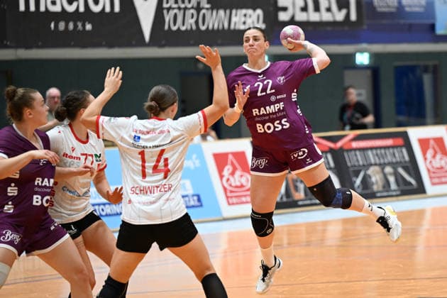 September 30, 2026, GER, Handball, Women, DHB Cup, 2026–2027 Season, Matchday 2, HSV Solingen Gräfrath 76 vs. TuS Metzingen, Goal by Gabriela Bitolo (TuS Metzingen) 22, in a one-on-one against Emma Elisabeth Schwitzer (HSV Solingen Gräfrath) 14, Solingen Klingenhalle, North Rhine-Westphalia, Germany Copyright: xNordphoto Meuterx