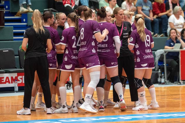 Miriam Hirsch of TuS Metzingen, the coach, uses the timeout to motivate her team: HSV Solingen Graefrath 76 vs. TuS Metzingen, DHB Women s Cup, Round 2, 2026–2027 season, September 30, 2026 HSV Solingen Graefrath 76 vs. TuS Metzingen, DHB Women’s Cup, Round 2, 2026–2027 season, September 30, 2026 Solingen Copyright: xEibner-Pressefoto ThomasxHaeslerx EP_THR