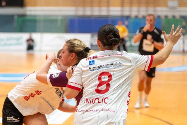 A duel between Sophie Pickrodt of HSV Solingen Graefrath, 18, Johanna Farkas of TuS Metzingen, 19, and Patricia Nikolic of HSV Solingen Graefrath, 08 HSV Solingen Graefrath 76 vs. TuS Metzingen, DHB Women’s Cup, Round 2, 2026–2027 season, September 30, 2026: HSV Solingen Graefrath 76 vs. TuS Metzingen, DHB Women’s Cup, Round 2, 2026–2027 season, September 30, 2026, Solingen Copyright: xEibner-Pressefoto ThomasxHaeslerx EP_THR