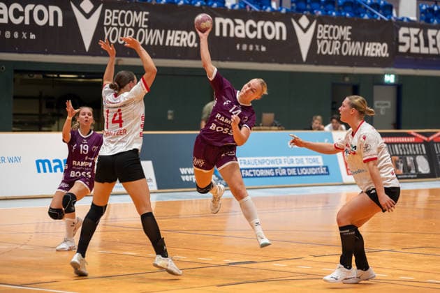 Lotta Roepcke of TuS Metzingen, No. 14, takes a shot against Emma Elisabeth Schwitzer of HSV Solingen Graefrath, No. 14, and Sophie Pickrodt of HSV Solingen Graefrath, 18 Beside her: Johanna Farkas (TuS Metzingen, 19) HSV Solingen Graefrath 76 vs. TuS Metzingen, DHB Women’s Cup, Round 2, 2026–2027 season, September 30, 2026, HSV Solingen Graefrath 76 vs. TuS Metzingen, DHB Women’s Cup, Round 2, 2026–2027 season, September 30, 2026, Solingen Copyright: xEibner-Pressefoto ThomasxHaeslerx EP_THR